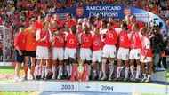 Arsenal squad with the winner's medal and trophy